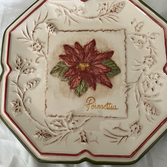 MWW Market ‘Embossed Christmas Flowers Plates Set of 4 - Picture 4 of 13
